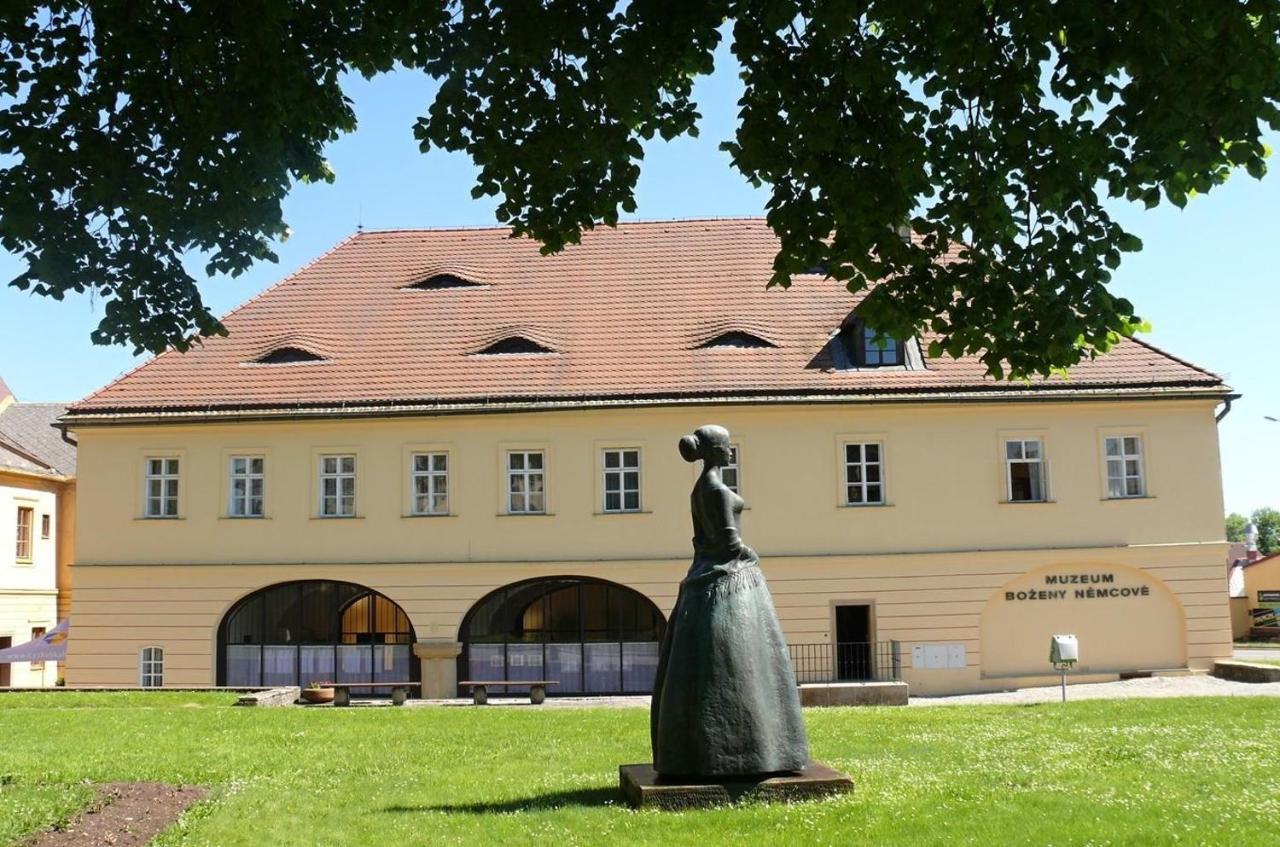 Červený Kostelec Restaurace A Penzion U Pesiku المظهر الخارجي الصورة