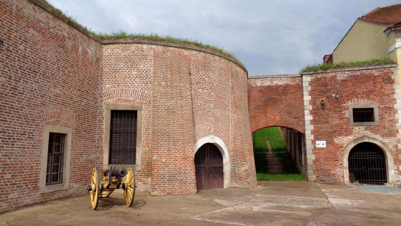 Červený Kostelec Restaurace A Penzion U Pesiku المظهر الخارجي الصورة