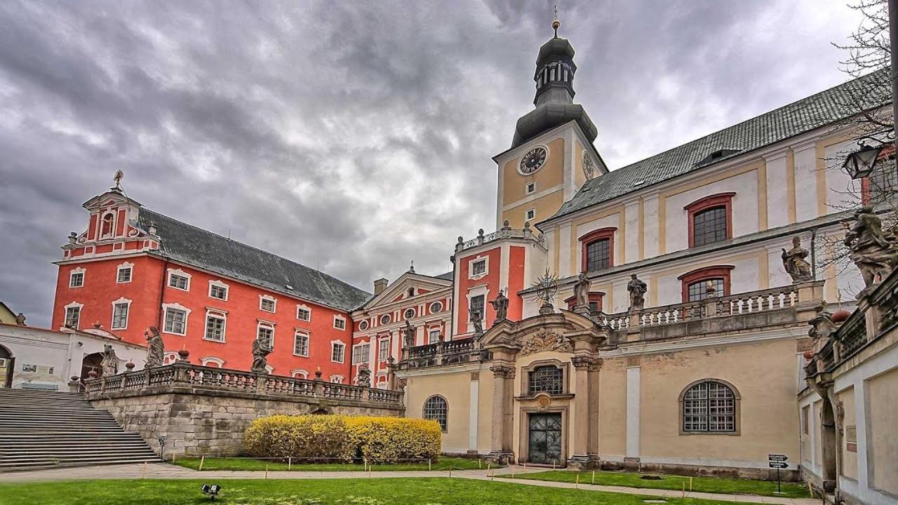 Červený Kostelec Restaurace A Penzion U Pesiku المظهر الخارجي الصورة